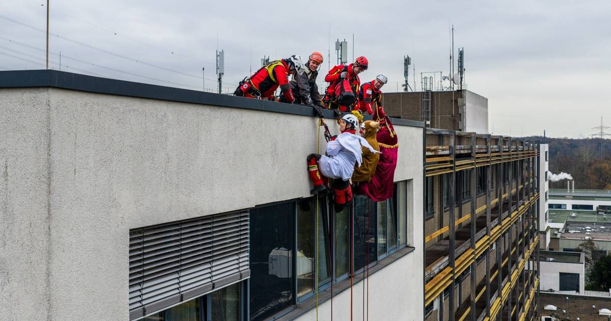 Nikolaus seilt sich mit Geschenken vom Dach ab