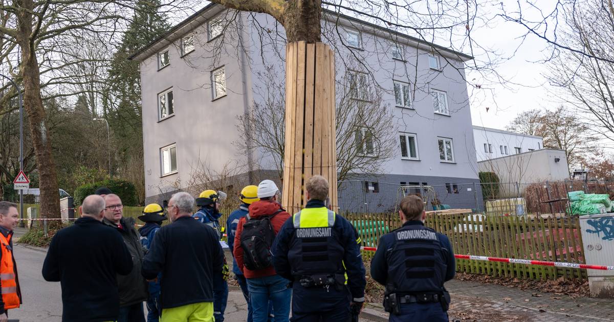 Haus droht einzustürzen – Einsatzkräfte evakuieren Gebäude
