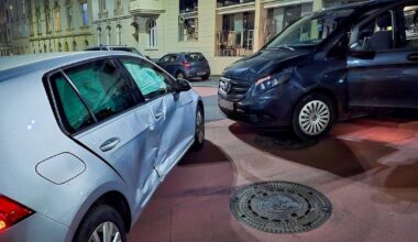 Zusammenstoß zwischen Polizeibulli und VW Golf