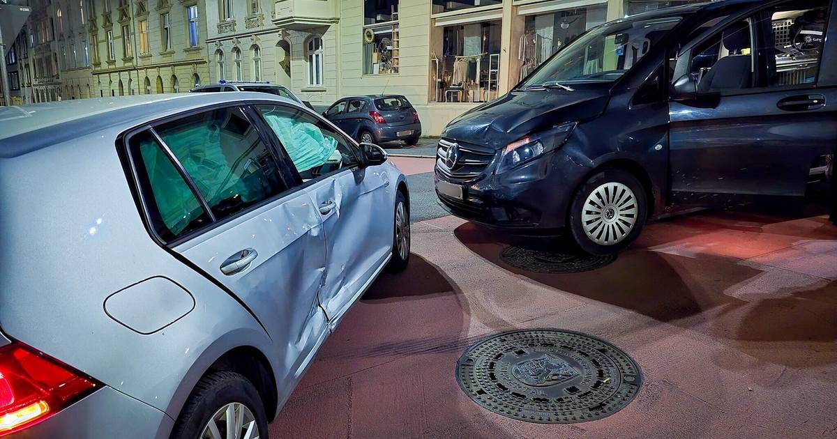 Zusammenstoß zwischen Polizeibulli und VW Golf