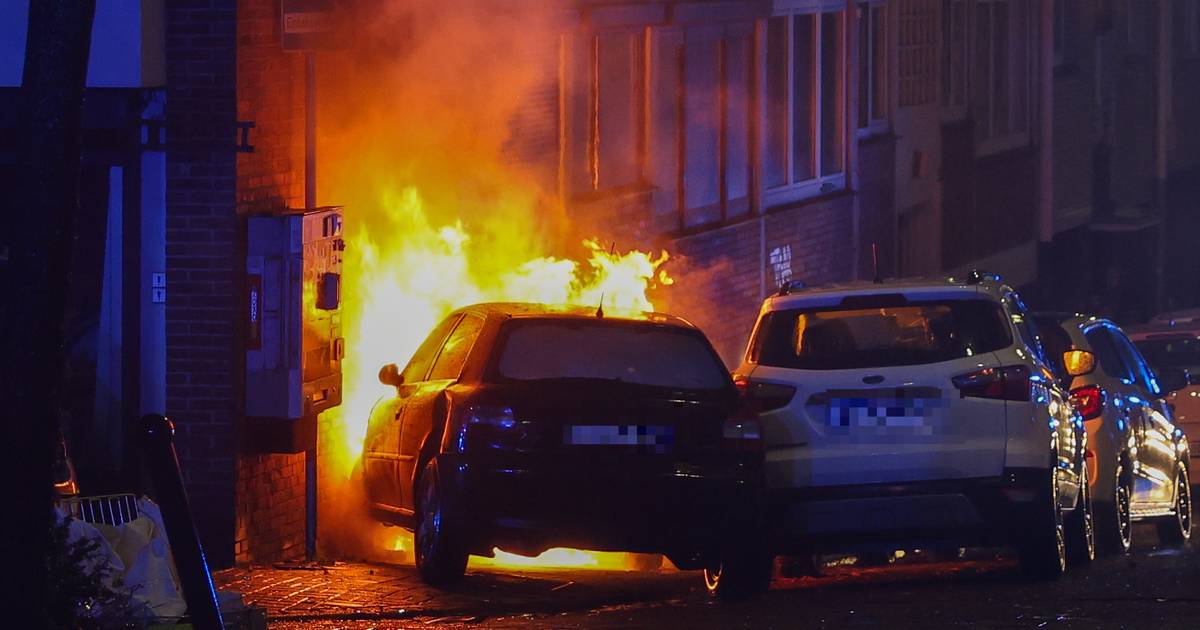 Auto knallt in Stromkasten und steht in Flammen