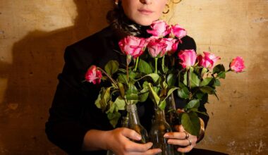 Lou Strenger als Solistin auf der Bühne im Düsseldorfer Schauspielhaus