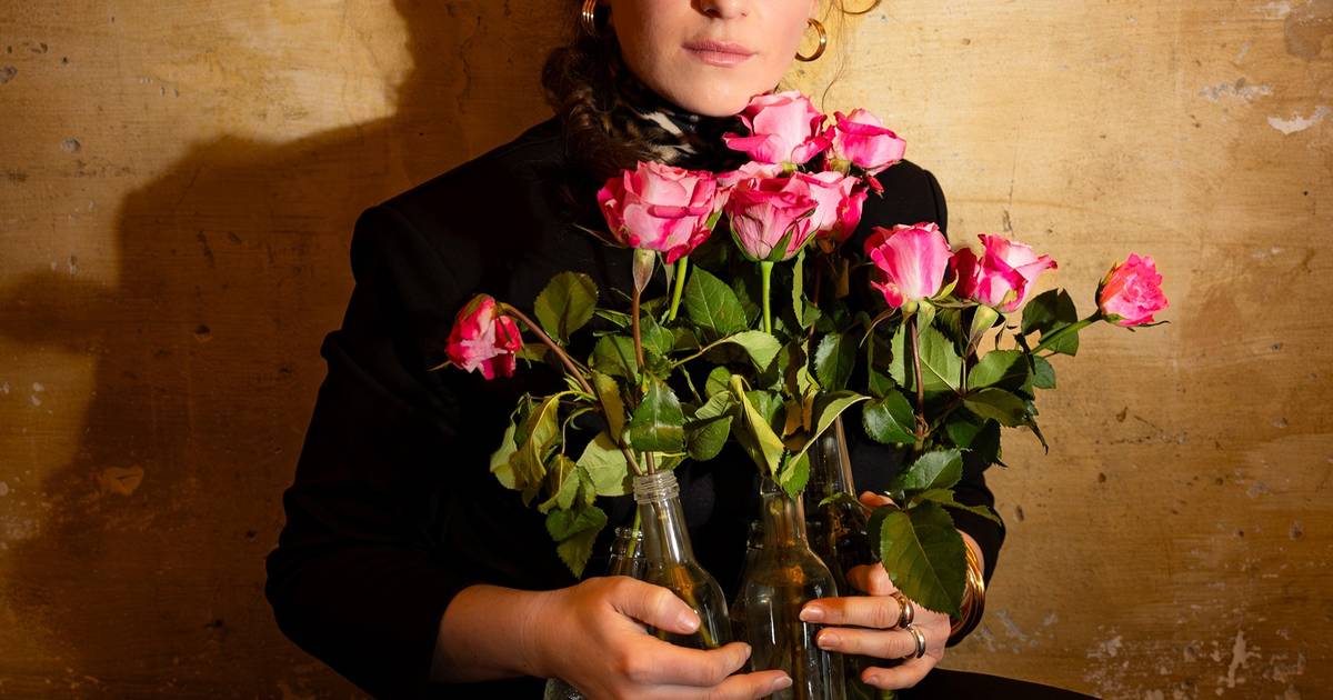 Lou Strenger als Solistin auf der Bühne im Düsseldorfer Schauspielhaus