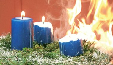 Brennender Adventskranz sorgt für Feuerwehreinsatz in Mehrfamilienhaus