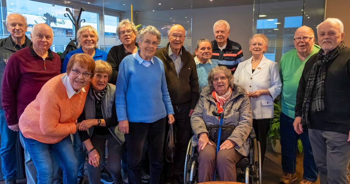 Auch beim 63. Treffen der Volksschüler von der Kleestraße gab‘s ein Wiedersehen mit Lehrer Goebel