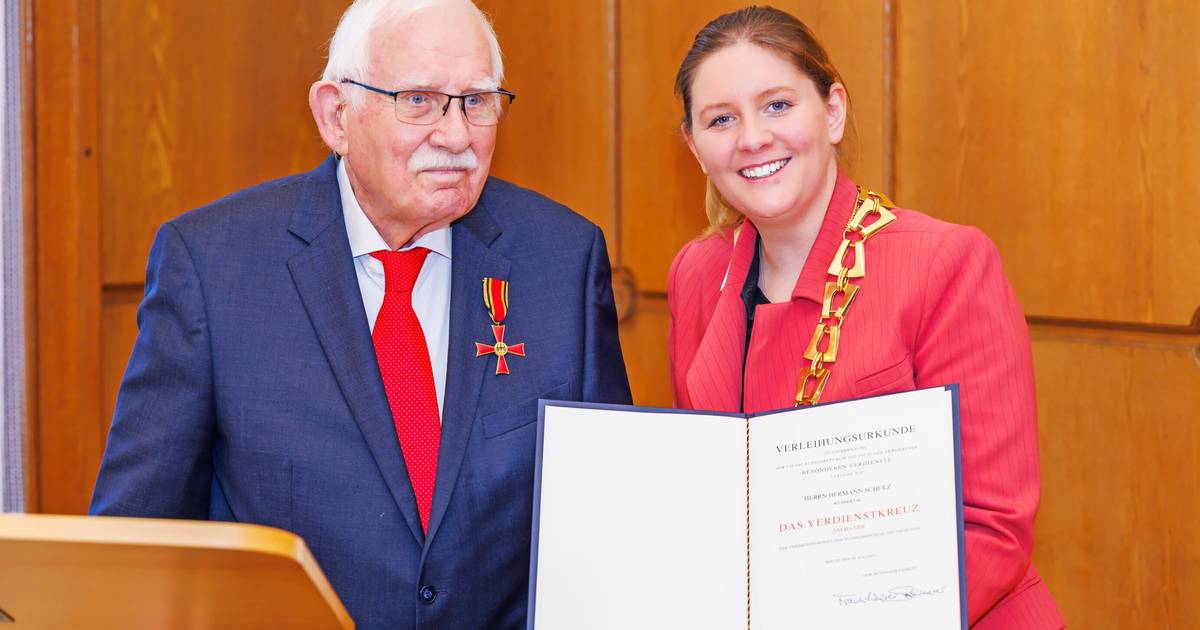 Der Schriftsteller Hermann Schulz hat das Bundesverdienstkreuz erhalten