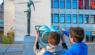 „Pallas Athene“ wird durch Skulptur „Eulensicht“ ergänzt
