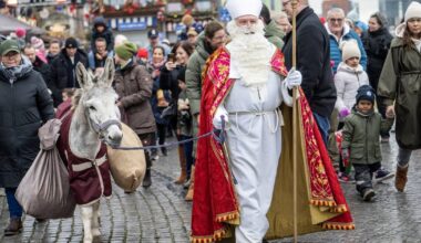 Der Nikolaus legte mit dem Boot in der Düsseldorfer Altstadt an