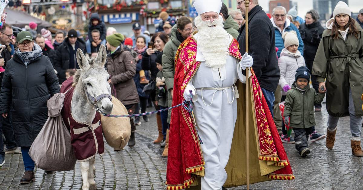Der Nikolaus legte mit dem Boot in der Düsseldorfer Altstadt an