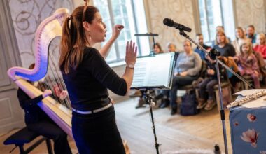 Das Publikum wird im Schloss Benrath zum Chor 