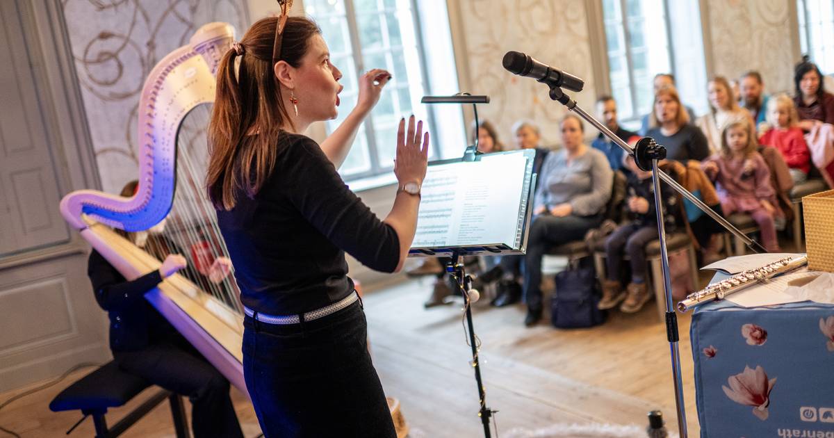 Das Publikum wird im Schloss Benrath zum Chor 