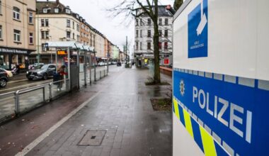 Raketen fliegen auf Straßenbahnen in Duisburg
