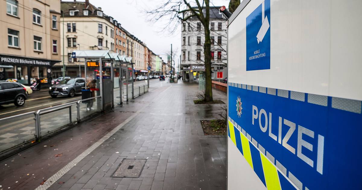 Raketen fliegen auf Straßenbahnen in Duisburg