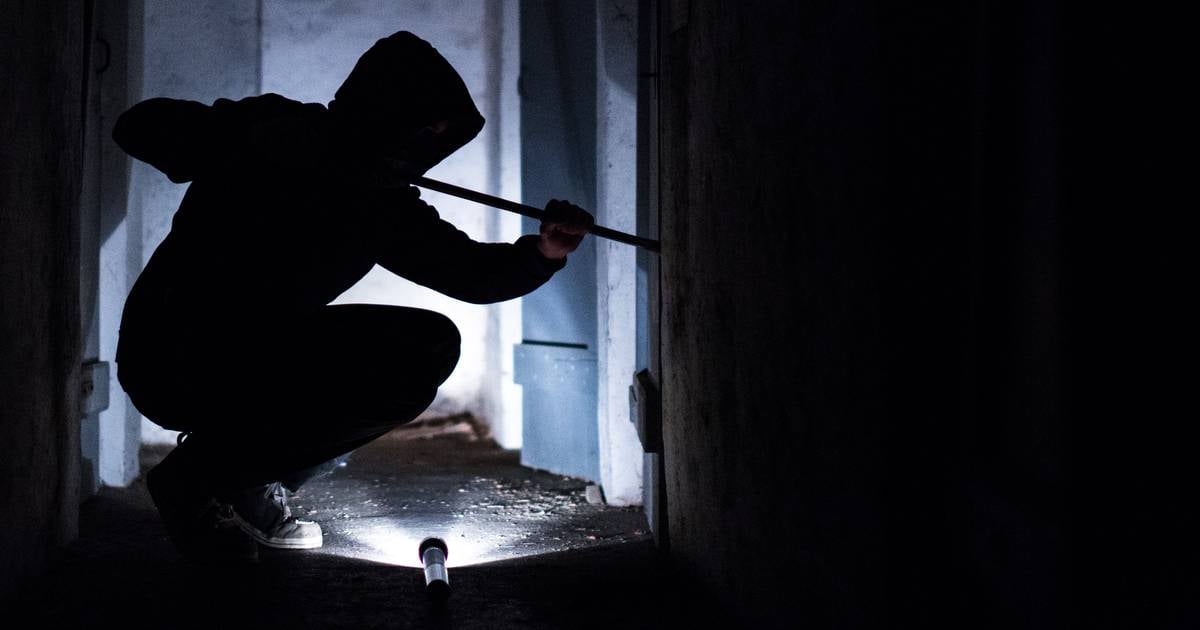 Dieb klaut Smartphones aus Handy Shop