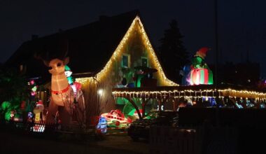 Weihnachtshaus mit Deko aus Chicago und XXL-Rentier