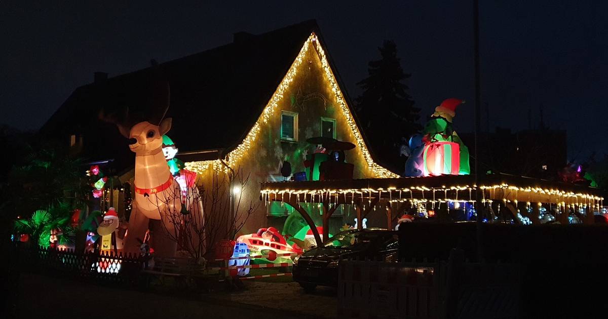 Weihnachtshaus mit Deko aus Chicago und XXL-Rentier