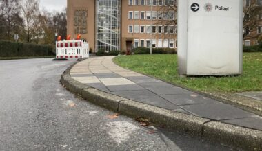Hoher Bordstein am Rathaus ist ein Hindernis