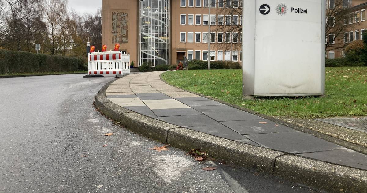 Hoher Bordstein am Rathaus ist ein Hindernis