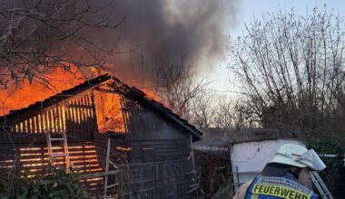 Gartenhütte in Schrebergarten steht in Flammen