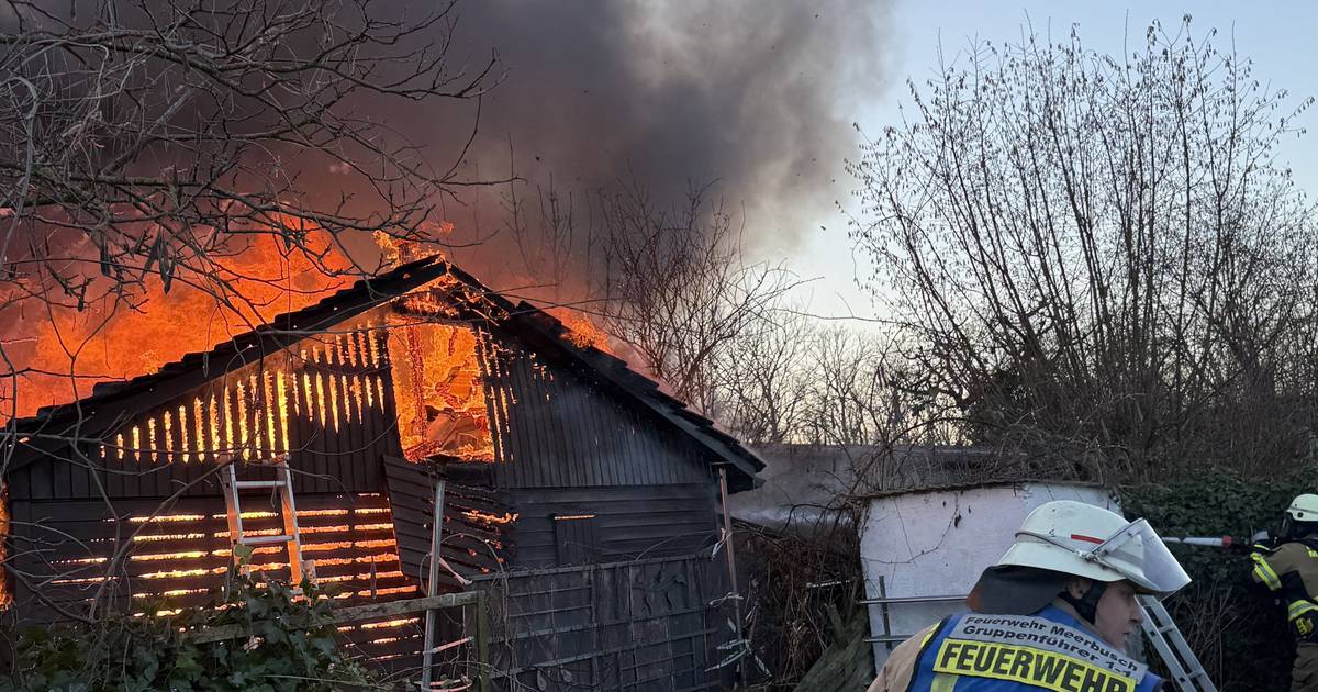 Gartenhütte in Schrebergarten steht in Flammen