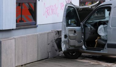 Auto prallt gegen Hauswand an Pescher Straße