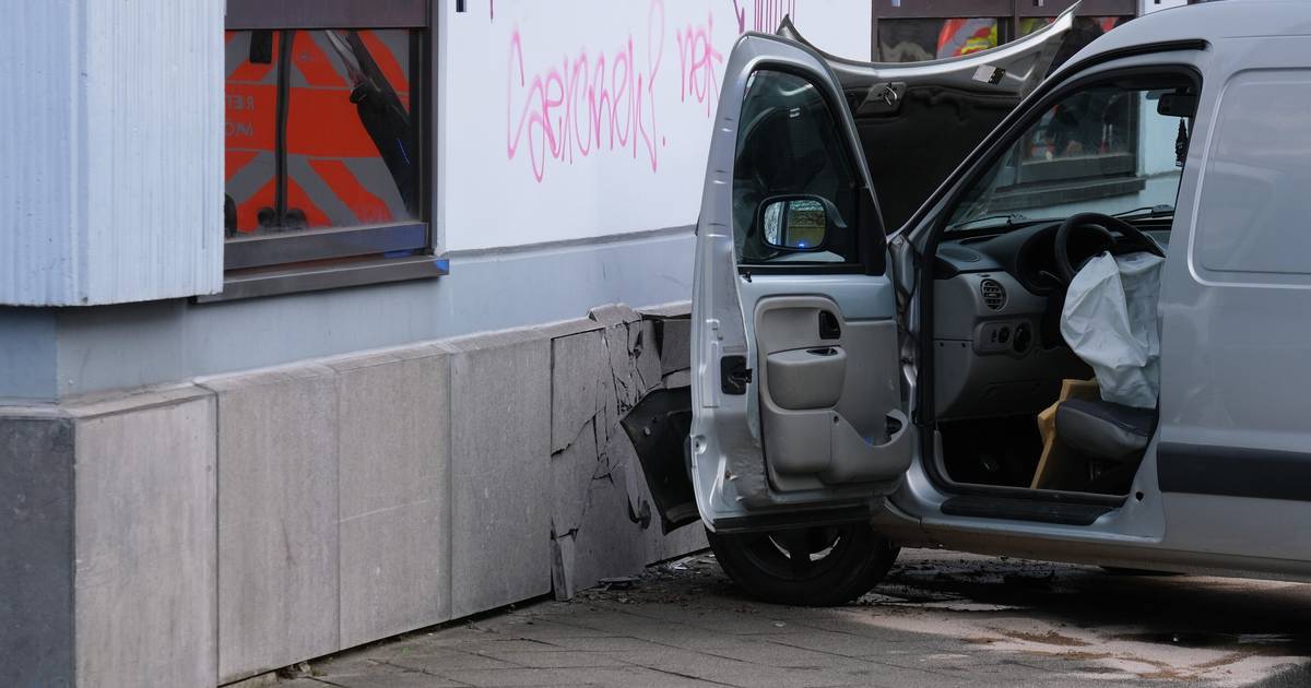 Auto prallt gegen Hauswand an Pescher Straße
