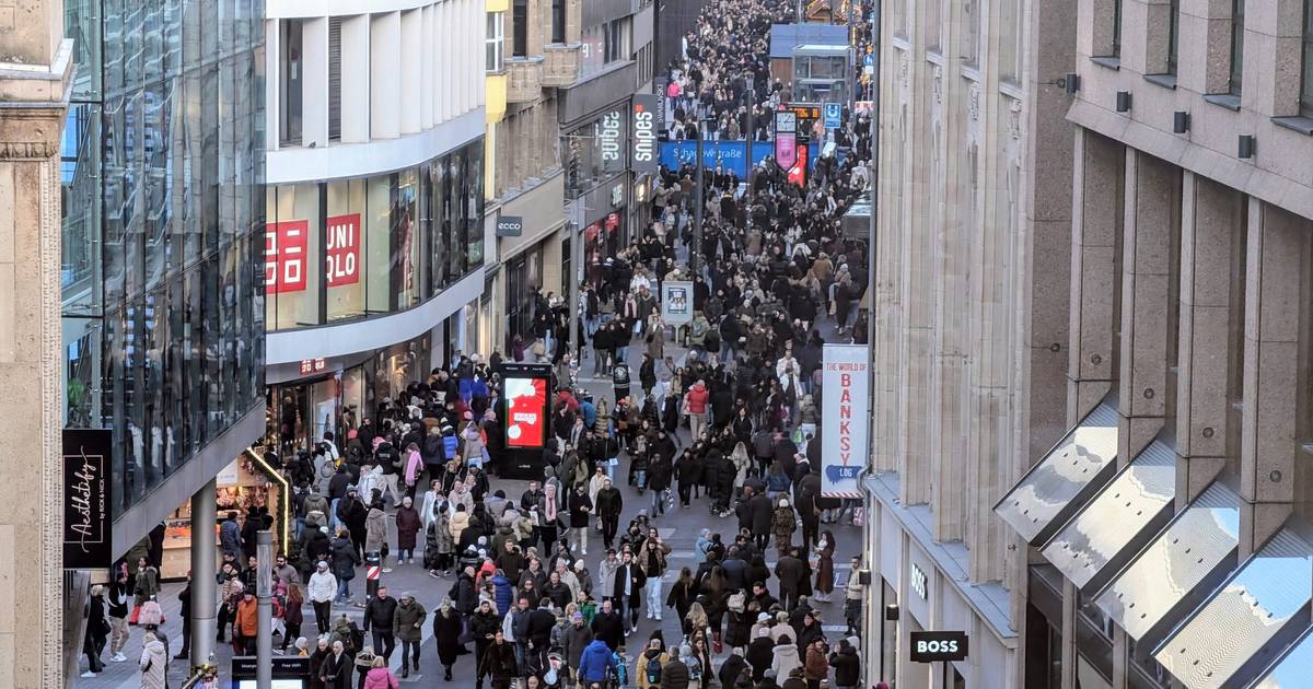 Tag nach Weihnachten in Düsseldorf: Gutes Wetter, volle Stadt