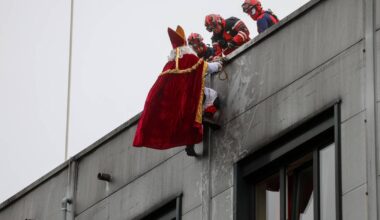 Der Nikolaus schwebte in die Wuppertaler Kinderklinik