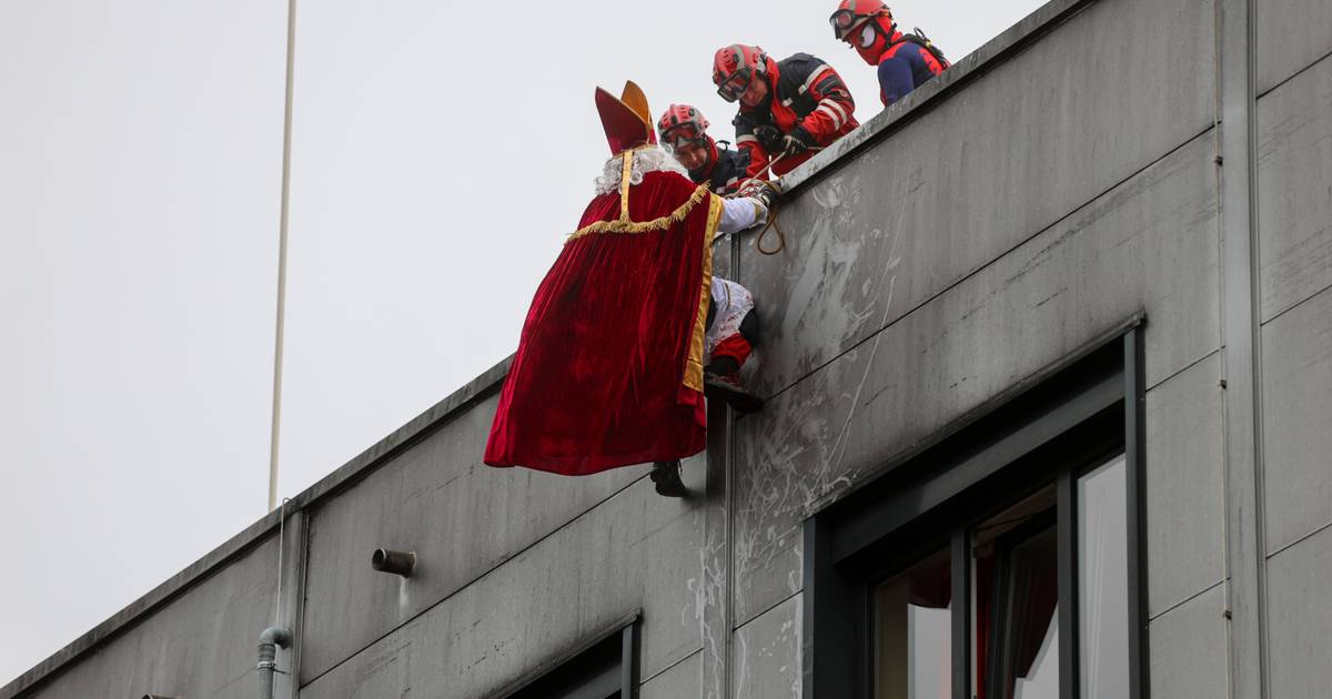 Der Nikolaus schwebte in die Wuppertaler Kinderklinik