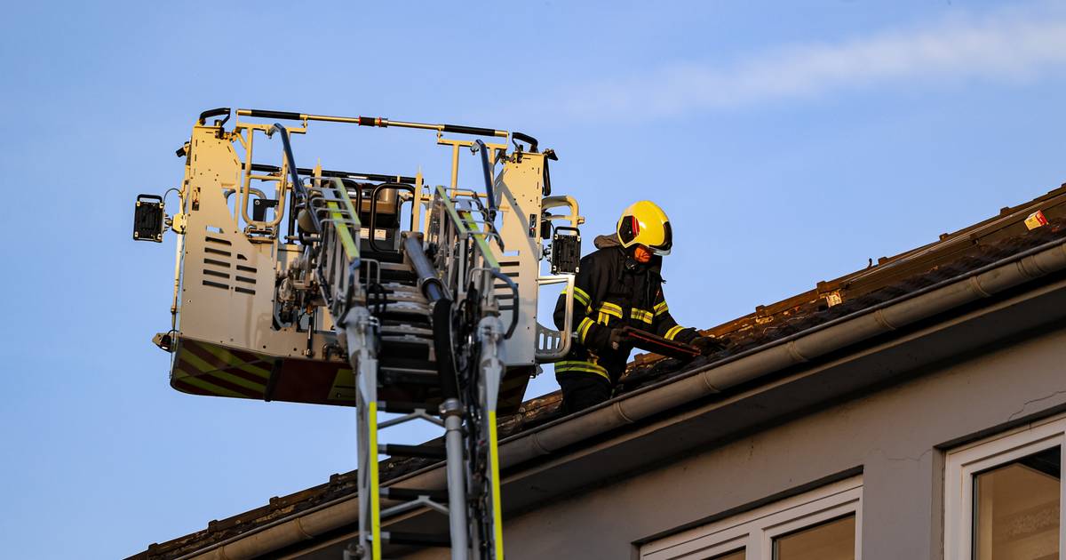 Mann wirft an der Karlstraße in Wuppertal mit Ziegeln