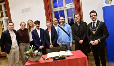 Hockeyspieler tragen sich in Goldenes Buch ein