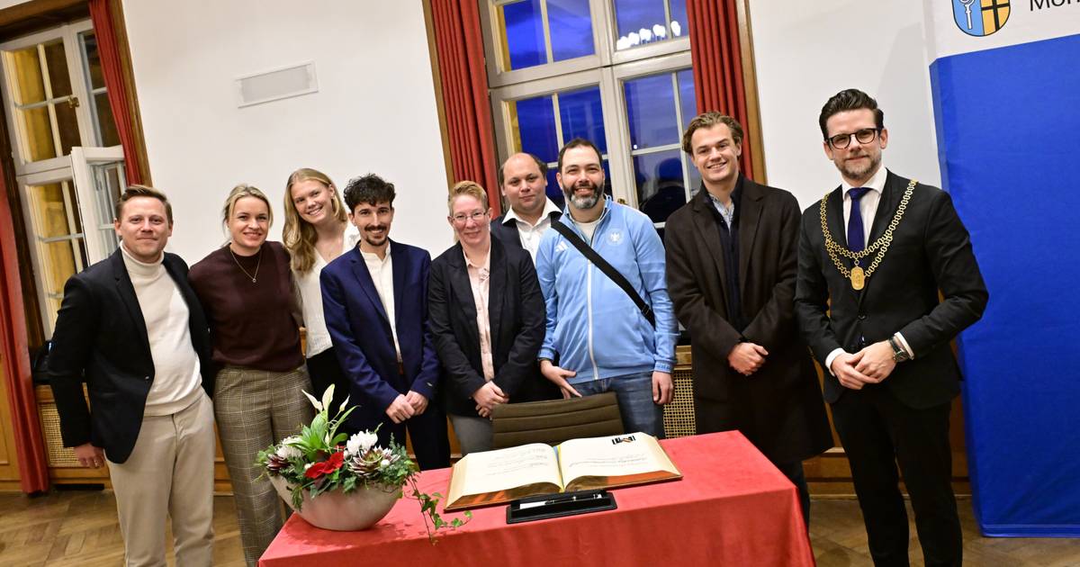 Hockeyspieler tragen sich in Goldenes Buch ein