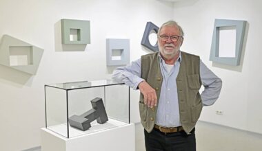 Wolfgang Hahn spielt im E71 mit Licht, Schatten und Graupappe