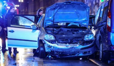 Autos stoßen in Wuppertal frontal zusammen