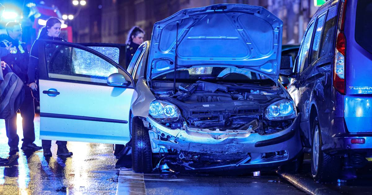 Autos stoßen in Wuppertal frontal zusammen