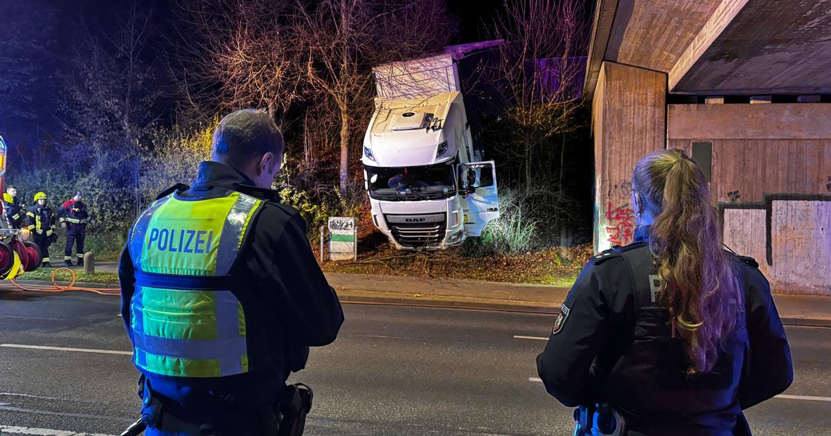 Sperrung auf A61 bei Mönchengladbach nach Lkw-Unfall