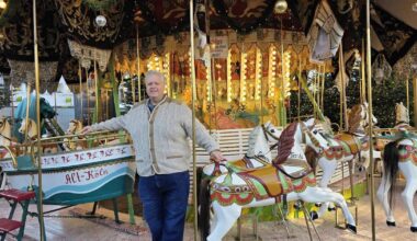 Oekovener baut historisches Karussell auf Kölner Weihnachtsmarkt auf