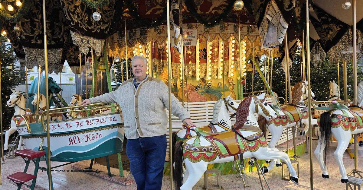 Oekovener baut historisches Karussell auf Kölner Weihnachtsmarkt auf