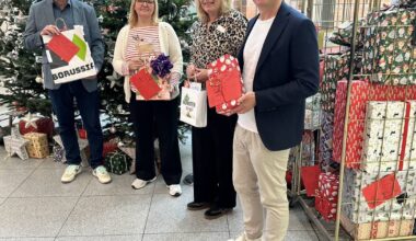 Wunschbaum in den Kliniken Maria Hilf mit Geschenkeabgabe