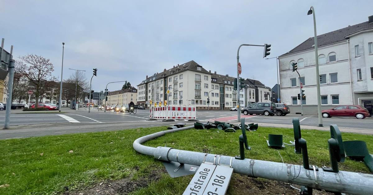 Ampel an der Theodor-Heuss-Straße umgefahren