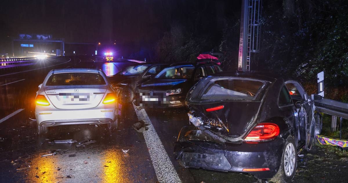 Acht Verletzte nach Unfall auf der A1 bei Wuppertal