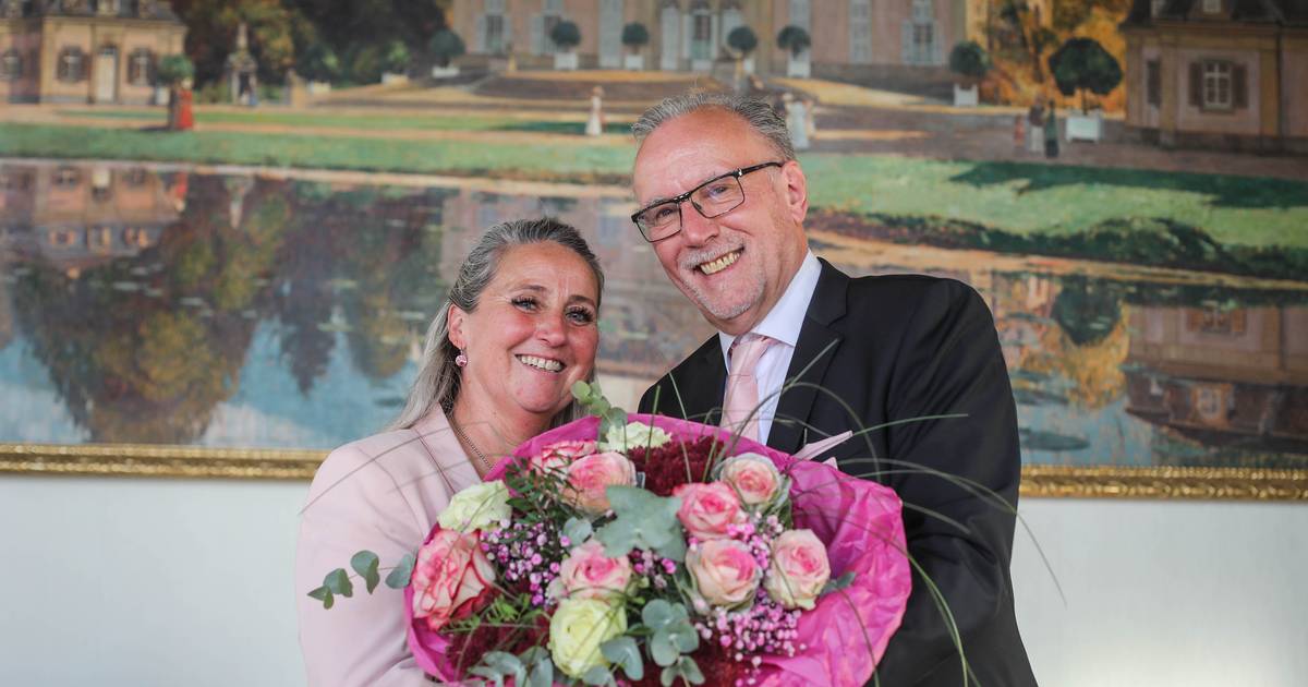 Jochen Scharf gibt das Präsidenten-Schiffchen ab