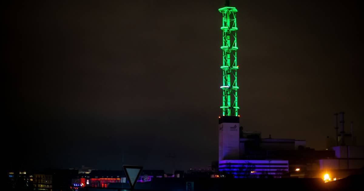 Silvester in Duisburg: Stadtwerke-Turm leuchtet bunt