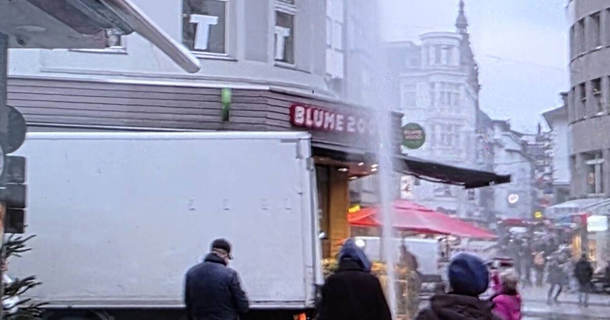 Meterhohe Wasserfontäne in der Wuppertaler Innenstadt sorgt für Aufsehen