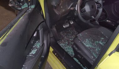 Neuss: Explosion zerstört Auto auf der Furth