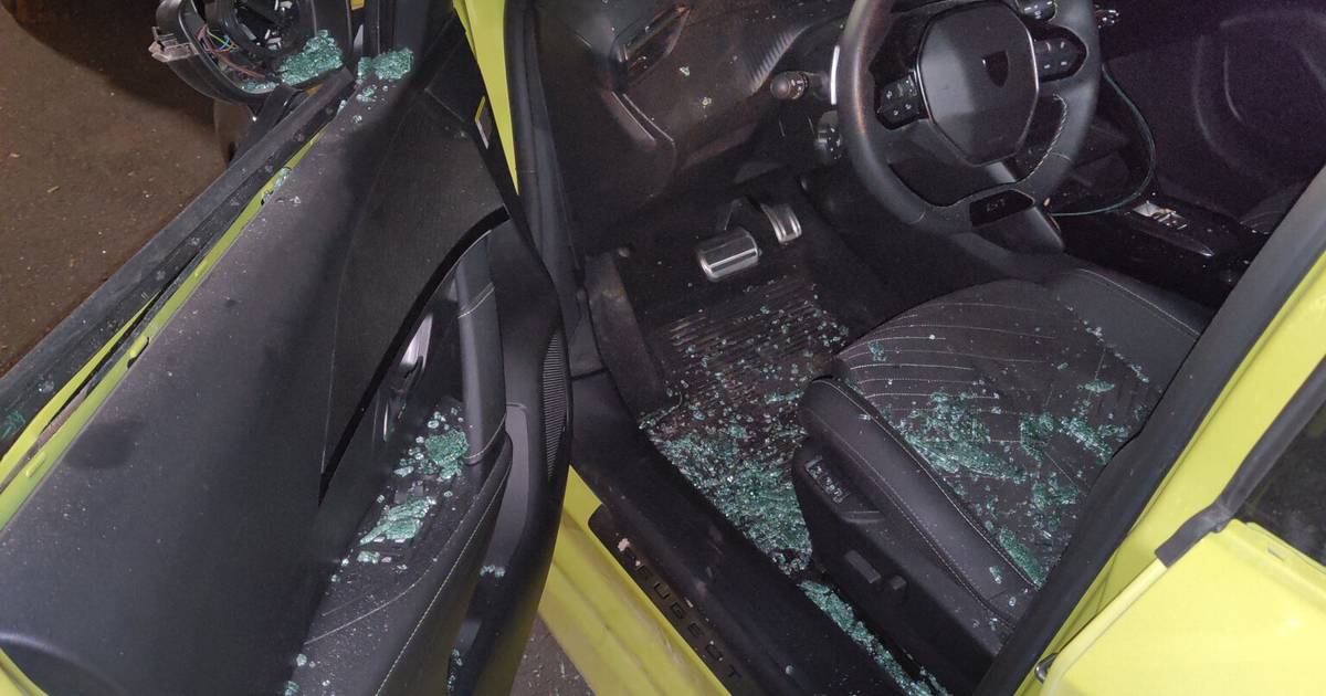 Neuss: Explosion zerstört Auto auf der Furth