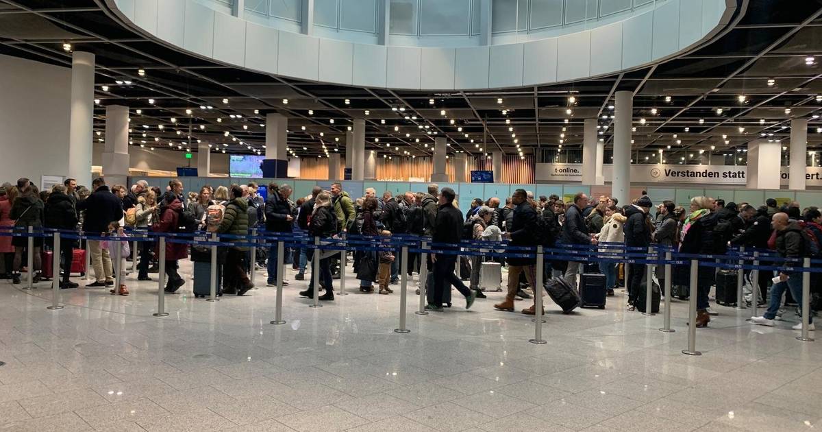 Düsseldorf: Flughafen erwartet 150.000 Passagiere am Ferienwochenede