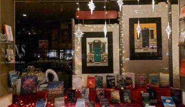 Fassadenbilder in den Gossens-Schaufenstern in Oberkassel