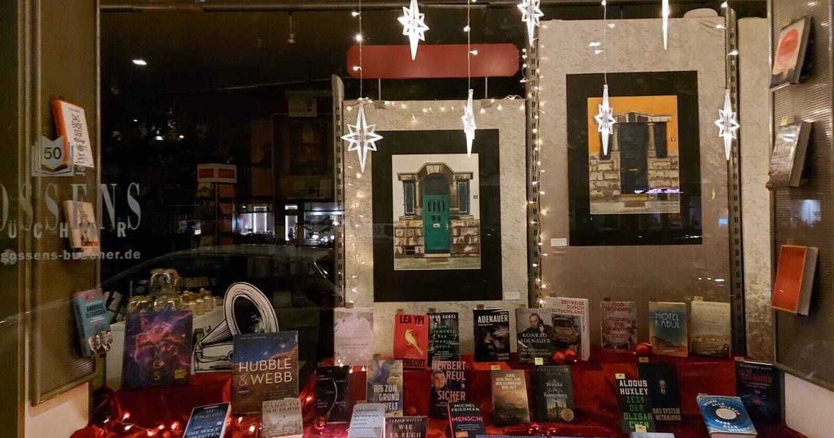 Fassadenbilder in den Gossens-Schaufenstern in Oberkassel