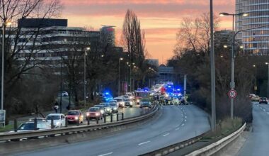 Auto überschlägt sich am Kennedydamm in Düsseldorf